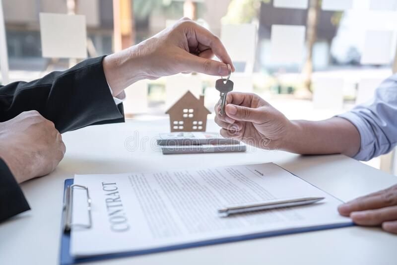 5 Legal Mistakes Winnipeg Homeowners Make When Selling Without a Realtor